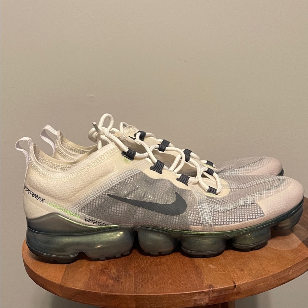 Nike VaporMax Flyknit in White and Gray